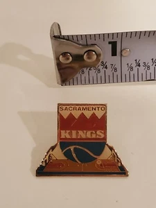 VINTAGE IMPRINTED PRODUCTS OFFICIAL NBA SACRAMENTO KINGS LAPEL HAT PIN - Bild 1 von 2