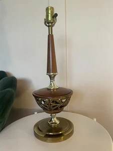 Lámpara retro de teca de los años 60 filigrana de latón interiores de mediados de siglo iluminación vintage - Imagen 1 de 6