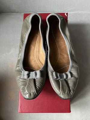 Salvatore Ferragamo My Joy Negro Gris Varina Arco Charol Zapatos Planos 7.5 M Foto 1 de 4