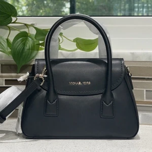 MICHAEL KORS KATYA BOLSO BANDOLERA PEQUEÑO CON SOLAPA MK CUERO NEGRO DORADO - Imagen 1 de 11