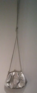 Silberne kleine Beuteltasche/Abendtasche mit schmalem Riemen NEU - Bild 1 von 1
