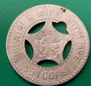 Moneda de buena suerte de aluminio vintage TRES NIÑOS SON AMIGOS - Imagen 1 de 5
