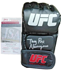 "Guante UFC firmado por Rose Namajunas ""Thug Rose"", certificación JSA, certificado de autenticidad - Imagen 1 de 3