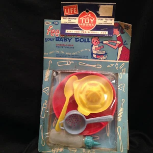 Muñecas Botella de Plástico Plato Colador Cuchara Ranurada Casa de Juguete 1947 Nuevo en Caja De Colección - Imagen 1 de 6