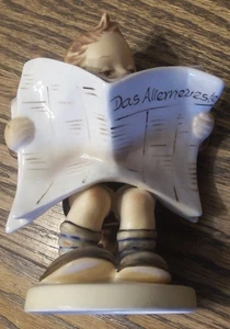 Figura Hummel, Das Allerneueste, Boy Reading Newspaper N5 - Imagen 1 de 5