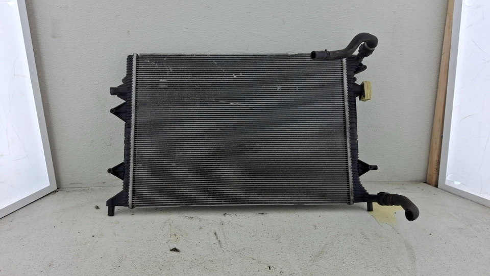 Оригинальный радиатор 2012–2015 VOLKSWAGEN PASSAT TDI 5K0121251S - Изображение 1 из 4