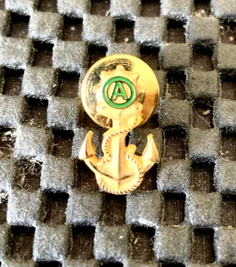 NAUTISCHE SCHIFFE ANKER UND RAD GOLDFARBEN VINTAGE SAMMLER PIN 3/8" X 5/8" NOS - Bild 1 von 2