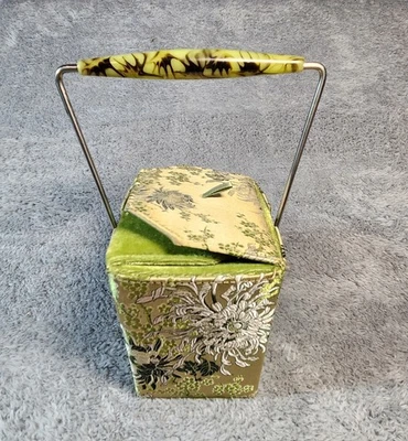 Bolso sin asas Yans NY verde para llevar brocado de seda mango de metal NUEVO  Foto 1 de 4
