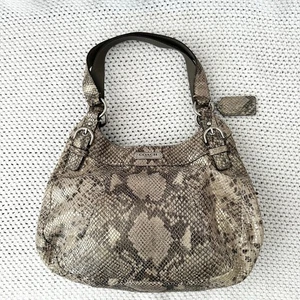 Coach Maggie Python Madison Schultertasche Hobo geprägtes Leder beige grau Schlange - Bild 1 von 9