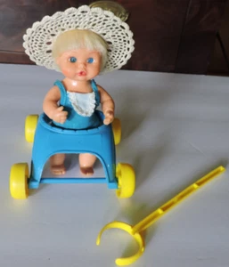 Bambola vintage 1971 Remco 5,5" dolce aprile - alza le braccia - più passeggiate con 2 camminatori - Foto 1 di 9