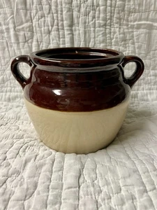 Vintage MONMOUTH POTTERY ILL USA. Brown / Cream BEAN POT Maple Leaf Mark - Picture 1 of 9