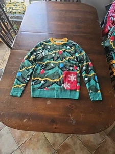 Novedad Suéter Feo Navidad Talla Mediana con Bolsillo Frontal Guirnalda Adhesiva Nieve - Imagen 1 de 2