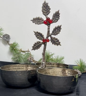 Carrito de tuercas de caramelo de metal martillado Silver Holly & Berries - Plato trío Foto 1 de 4