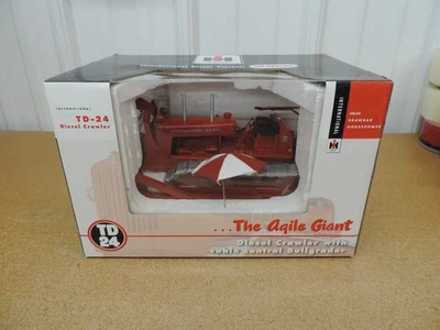 International IH TD 24 crawler tractor 2006 1/16 toy Speccast diecast dozer - Image 1 of 4