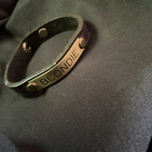 Engraved bracelet, leather bracelet with engraved brass plate Blondie, handmade  - Picture 1 of 7