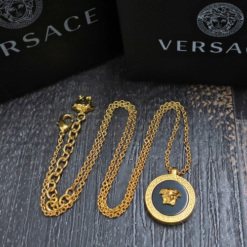 Collana con ciondolo tondo nero Medusa placcato oro VERSACE #934c Rise on