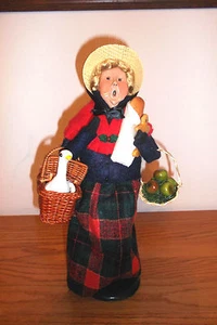 Byers Choice Ltd. Carolers 80/100 1995 Lady Basket Fruit Bread Shopper (NWOT) - Picture 1 of 10