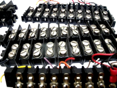 Lote de 12 terminales de tornillo electrónicos Kulka, Jones, VOLGEN, CINCH y Marathon Foto 1 de 3