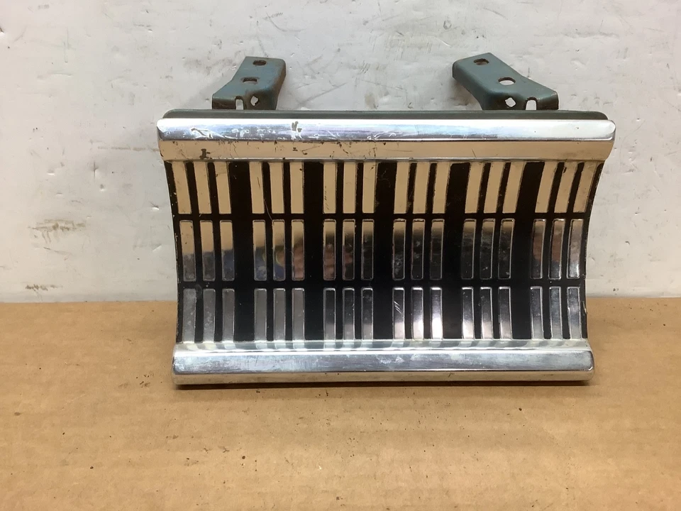 1962 Mercury Meteor porta de combustível a gás com molas e suportes usada fabricante de equipamento original - Imagem 1 de 4