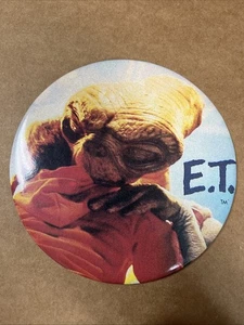 1982 Universal City E.T. Hugging Elliot 6" Giant Pin Button Vintage - Picture 1 of 2