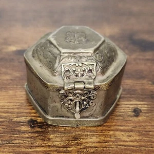 Antigua caja de baratija hexagonal caja de amuletos caja de oración con diseños florales detallados - Imagen 1 de 7