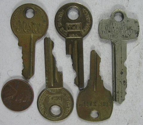 Lot of Vintage P.O. Box & More Old Keys Cover