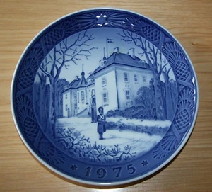 1975 Royal Copenhagen Christmas Plate "The Queen's Christmas Residence"" - Picture 1 of 3