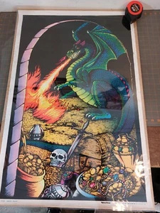 Poster vintage in velluto nero chiaro 23" x 35" AGGIUNGI il tesoro del drago - Foto 1 di 4