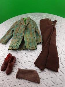 BAMBOLA VINTAGE KEN #1416 RARA STUDENTESSA UNIVERSITARIA KEN 1965/GIACCA/PANTALONI/SCARPE/1 CALZINO - Foto 1 di 9
