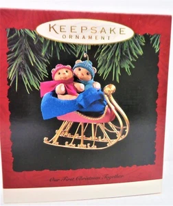 Adorno de recuerdo Hallmark ""Nuestra primera Navidad juntos"" 1994 nuevo en caja - En caja sin precio base - Imagen 1 de 6