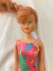 1990 Meritus Ind. Inc.11.5" Doll Bruenette Hair Pink Green One Piece Swimsuit - Foto 1 di 2