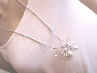 Damen Hals Kette Modekette lang Modeschmuck Silber Strass Spinne Perle Trend - Bild 1 von 4