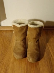 Uggs von H&M mit Schleifen - Bild 1 von 3