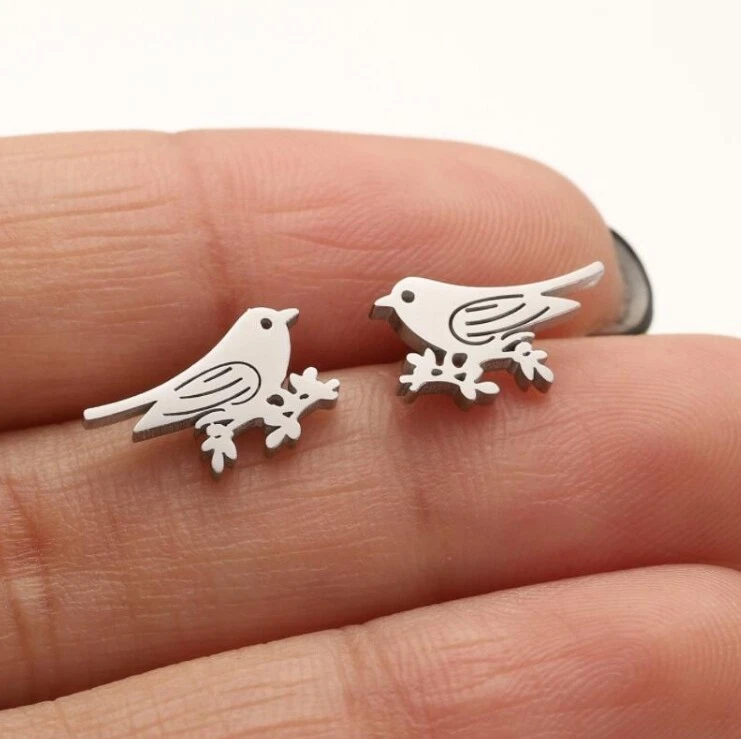 Aretes de titanio plata/oro pequeño pájaro en la rama Foto 1 de 1