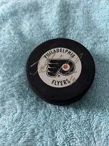 JOHN LECLAIR #10 Autographed SIGNED FLYERS PUCK - Picture 1 of 3