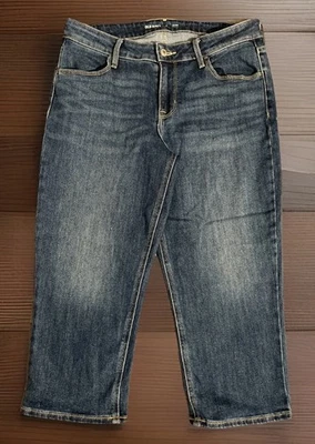 Old Navy Women’s Wow Mid Rise Denim Capri Pants Sz 6 Stretch Medium Wash  - Image 1 of 4