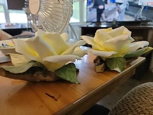 Pair of Porcelain White & Yellow Rose Figurines, Chipping - Picture 1 of 24