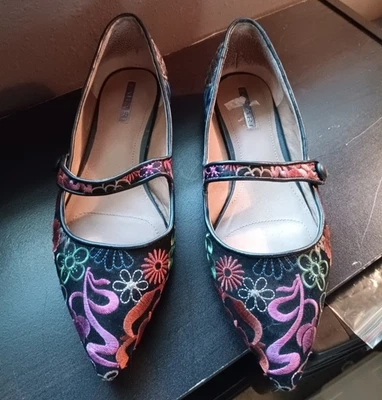 TAHARI Park Plano-Floral Brocado Pisos Talla 8 Negro Punta Mary Jane Whimsigoth Foto 1 de 4