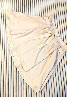 Minifalda ligera fluida crema Lauren Conrad talla 4 dos capas lazo delantero Foto 1 de 4