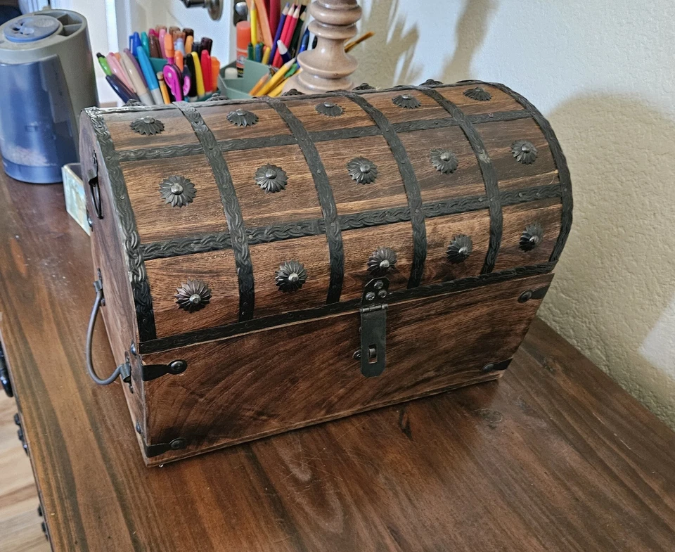 Cofre del Tesoro Pirata Cala Náutica con Cerradura de Hierro y Llave Esqueleto - Sto de Madera Foto 1 de 1