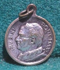 POPE PIUS XI / ST PETER'S BASILICA- VATICAN Old MEDAL 19x23mm