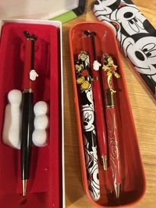 Disney Mickey Mouse Stifte 4 rot, schwarz & gold mit Ohren, Arm & Hand schwarze Tinte - Bild 1 von 10