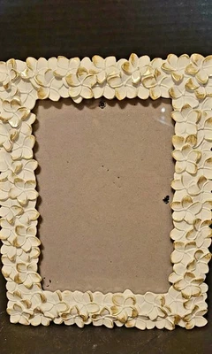 Marco floral de resina texturizada blanca/dorada Laura Ashley 5x7 Foto 1 de 4
