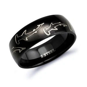 Schwarz beschichteter Edelstahlring mit graviertem Hammerkopfhai Design - SSR408 - Bild 1 von 5