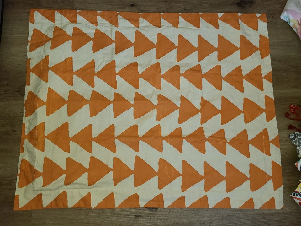 Urban Outfitters Pensamiento Mágico "Cadena Triángulo Naranja" Falsa Estándar Foto 1 de 4