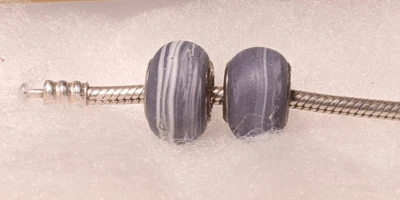 Juego de 2 NUEVAS cuentas de cristal de Murano lila mate Pandora con remolinos blancos Foto 1 de 2