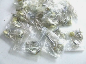 KOPFHÖRER MINI KOPFHÖRER KIT 100 STÜCK 2,5 MM STECKER KABEL 1 METER FARBE WEISS - Bild 1 von 1
