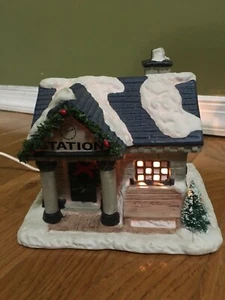 Christmas Valley 1992 STATION Hollyshire Place Collection Series Lighted 1992 - Picture 1 of 7
