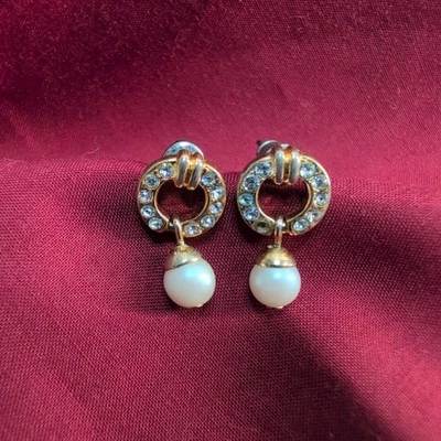 Brincos pendurados vintage Napier perfurados tom dourado faltando 1 pedra delicada delicada - Imagem 1 de 4