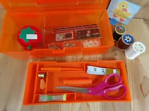 KIT DE HERRAMIENTAS DE COSTURA CAJA DE TACKLE Agujas Tijeras Botones Alfileres Hilo Naranja Plástico - Imagen 1 de 6
